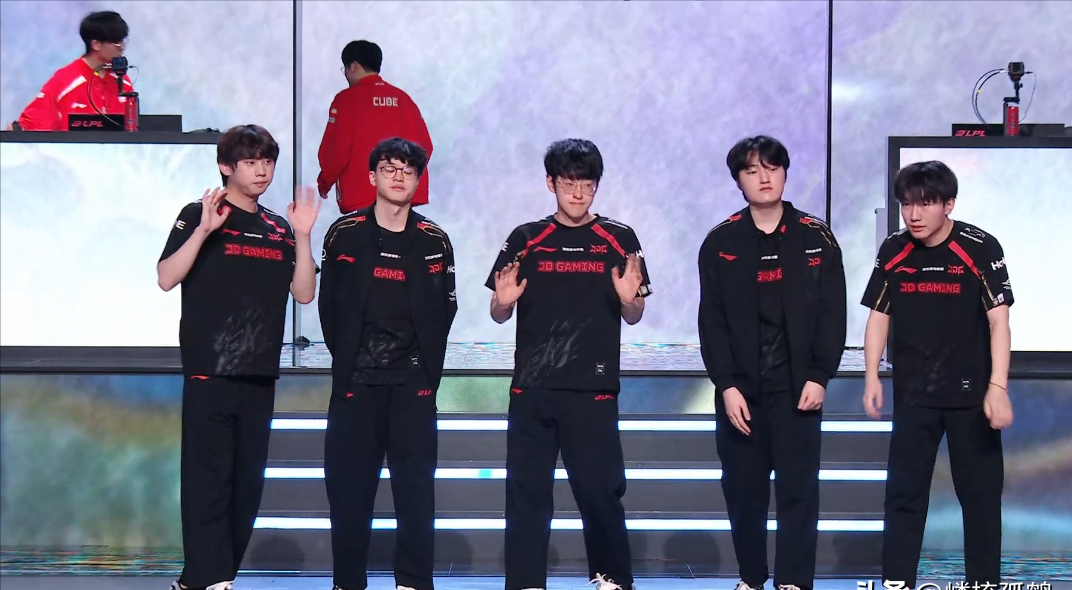 华体会hth-100T横扫JDG，Lehends团战一打五全球总决赛3:2（柏林）的简单介绍  第1张