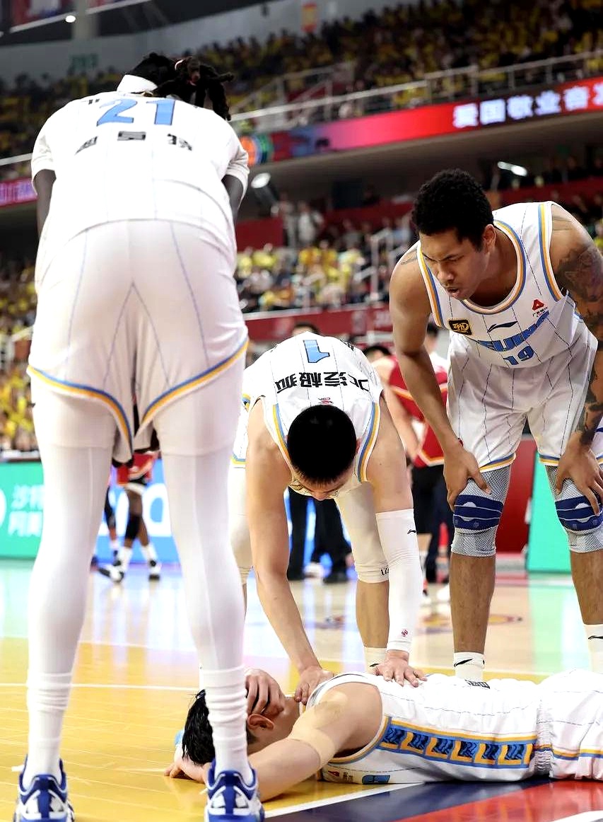 华体会-CBA明星选手受伤退赛,引发热议 第2张 华体会-CBA明星选手受伤退赛,引发热议 第2张